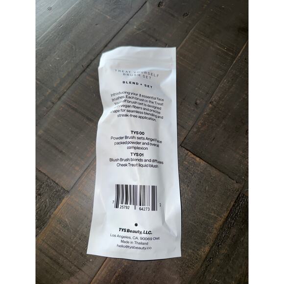 TYS Beauty Treat Yourself Brush Set NEW Full Size (00 Powder and 01 Blush) - Picture 3 of 3